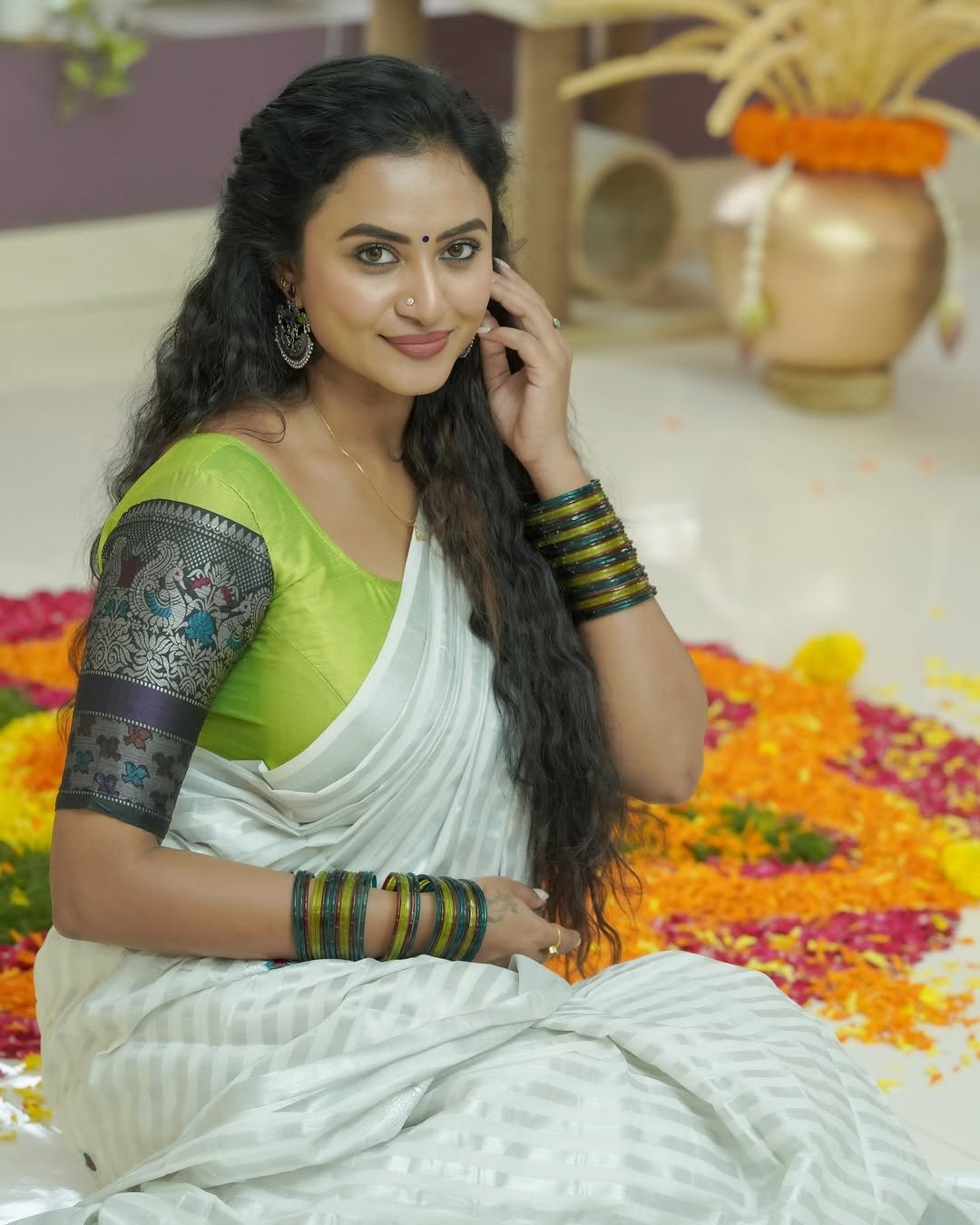 Janani Ashok Kumar in a white saree with embroidered green blouse (20)