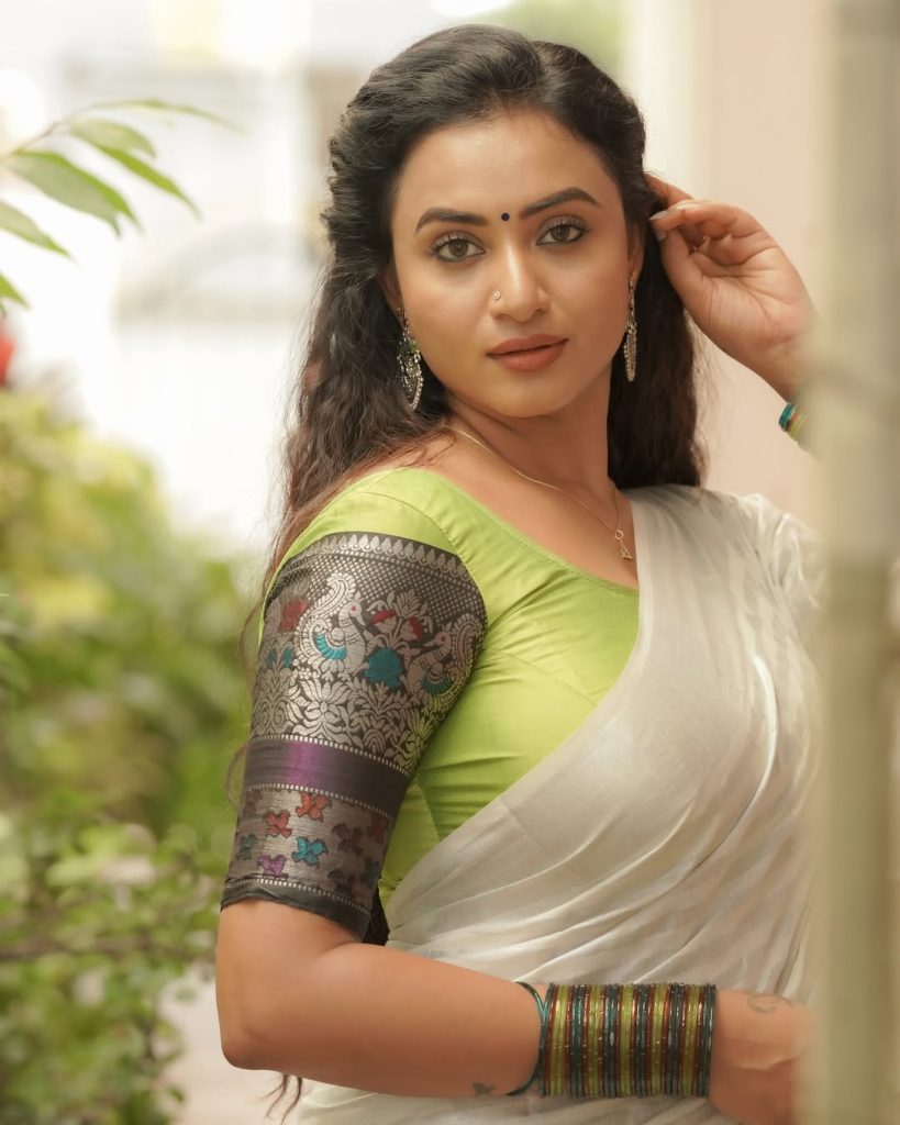Janani Ashok Kumar embodies sophistication in white saree with detailed green embroidery