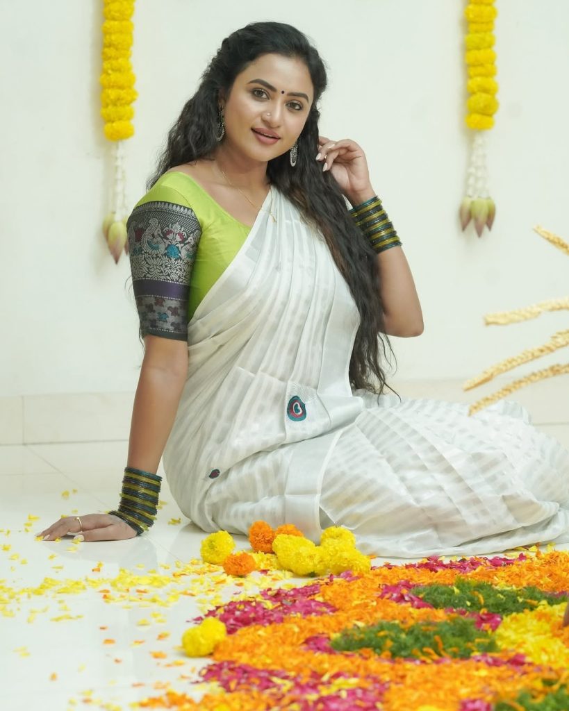 Traditional coordination highlights Janani Ashok Kumar's cultural fashion expertise