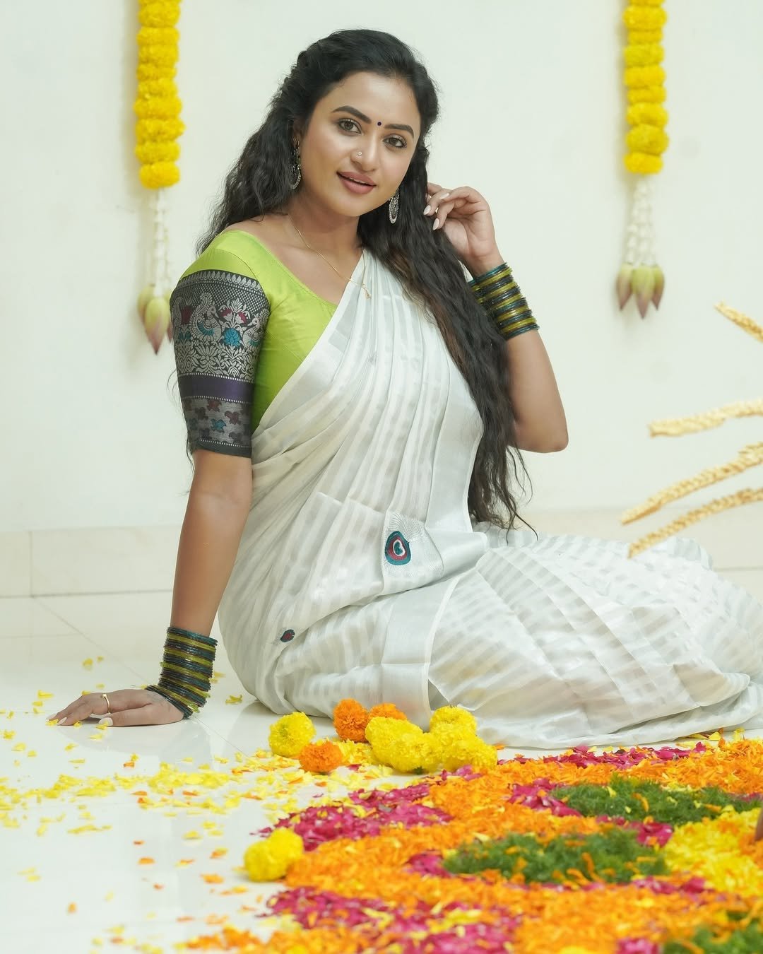 Janani Ashok Kumar in a white saree with embroidered green blouse (3)