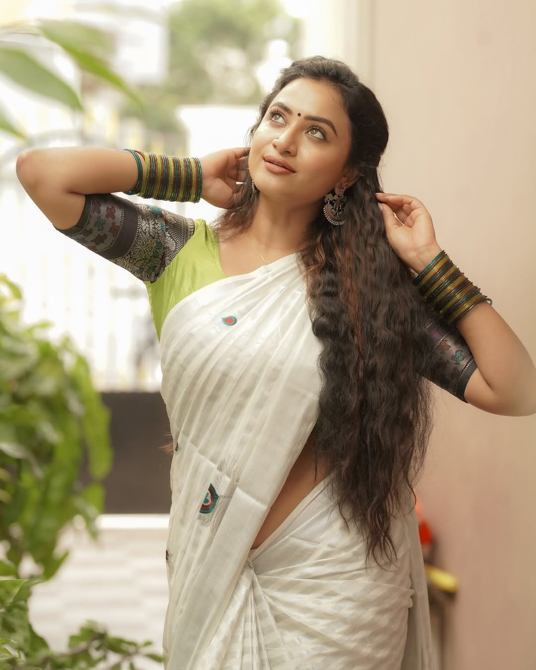Janani Ashok Kumar in a white saree with embroidered green blouse (4)