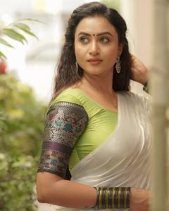 Traditional coordination highlights Janani Ashok Kumar's cultural fashion expertise