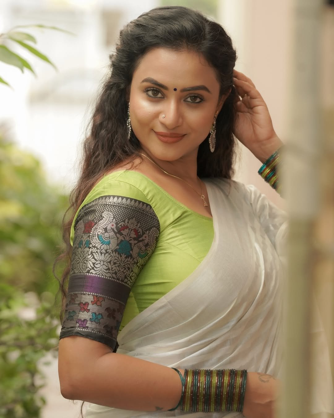 Janani Ashok Kumar in a white saree with embroidered green blouse (6)