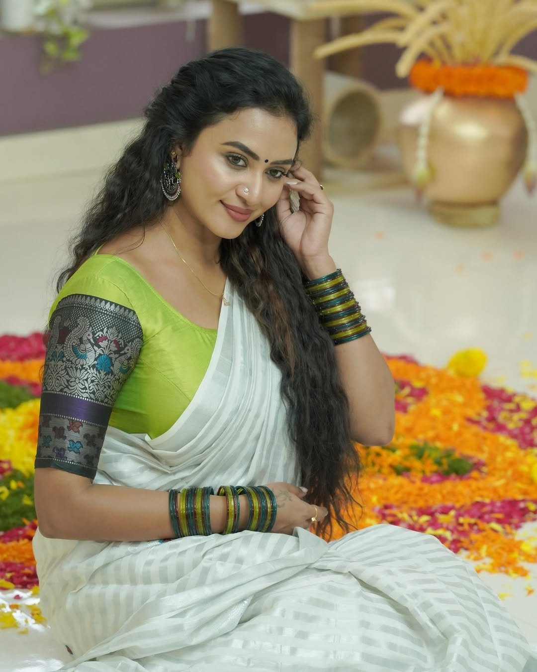 Janani Ashok Kumar in a white saree with embroidered green blouse (7)
