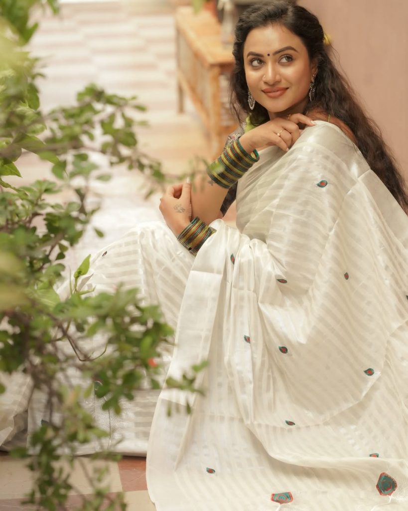 Beautiful embroidered blouse adds artistic accent to Janani Ashok Kumar's white saree