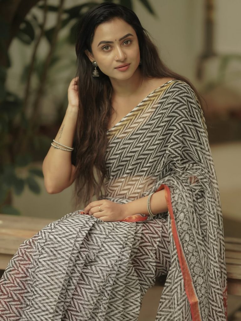 Classic black blouse perfectly complements Janani Ashok Kumar's block print saree