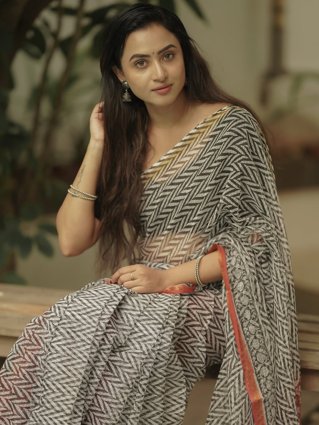 Janani Ashok Kumar styles a modern block print saree with classic black blouse (10)