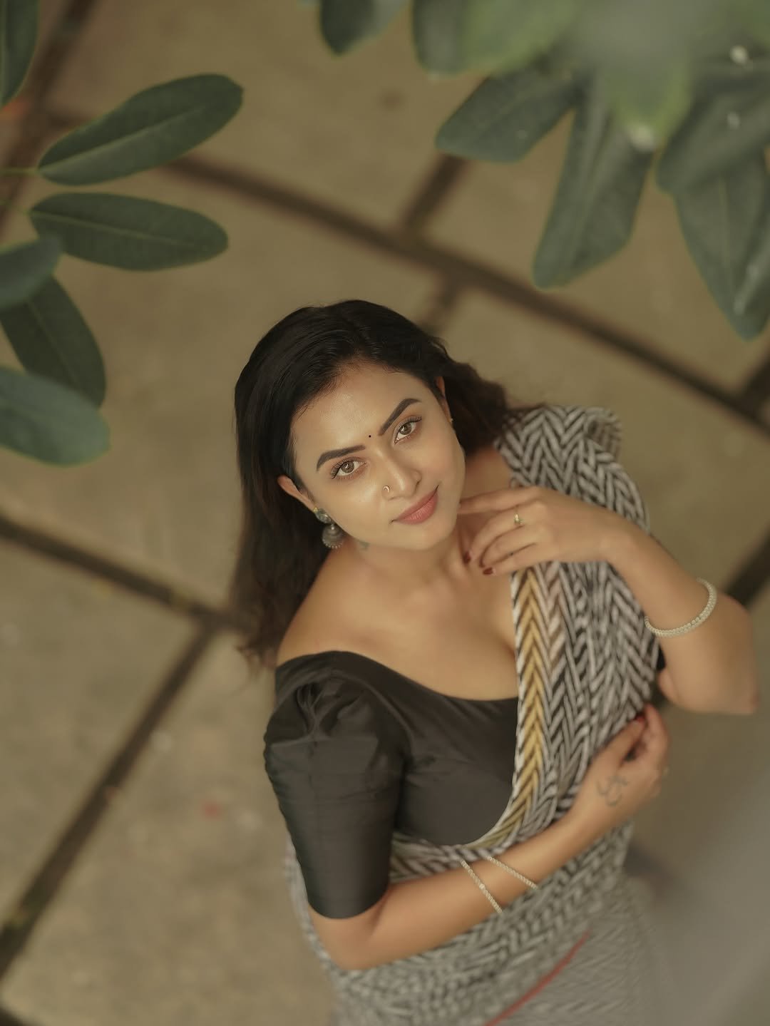 Janani Ashok Kumar styles a modern block print saree with classic black blouse (11)