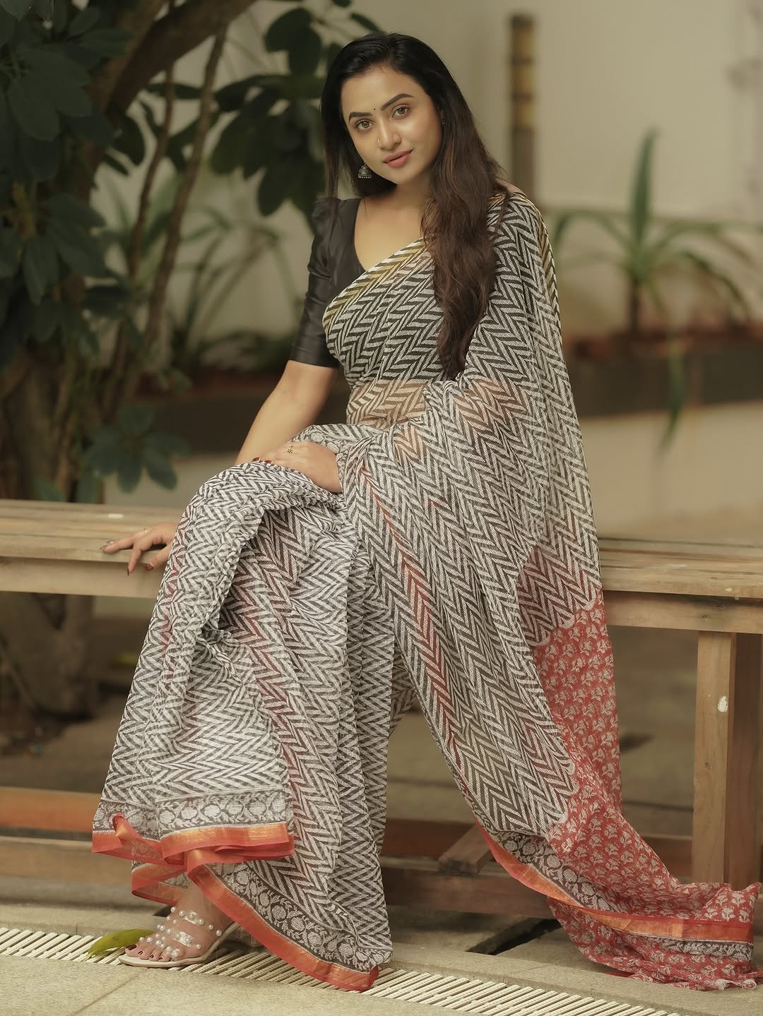 Janani Ashok Kumar styles a modern block print saree with classic black blouse (12)