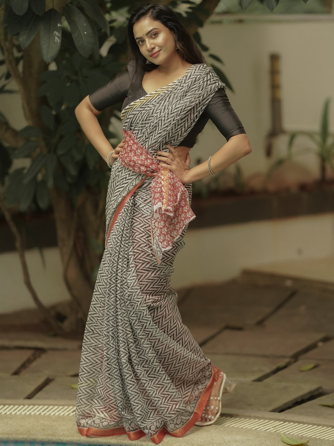 Janani Ashok Kumar styles a modern block print saree with classic black blouse (14)