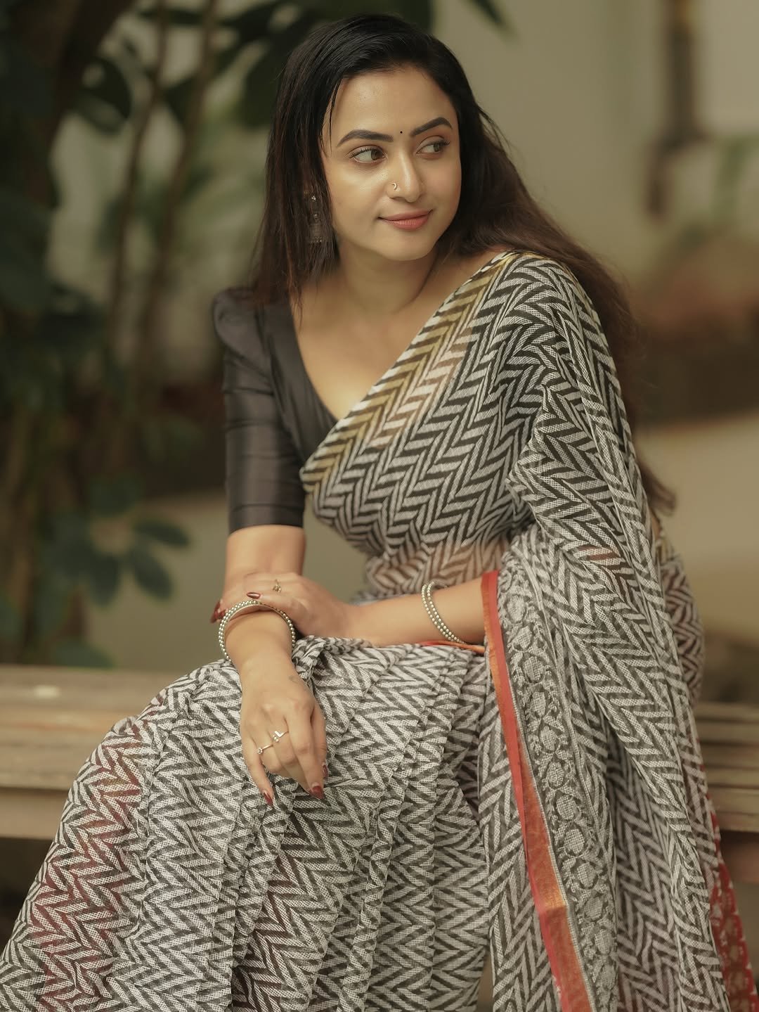 Janani Ashok Kumar styles a modern block print saree with classic black blouse (15)