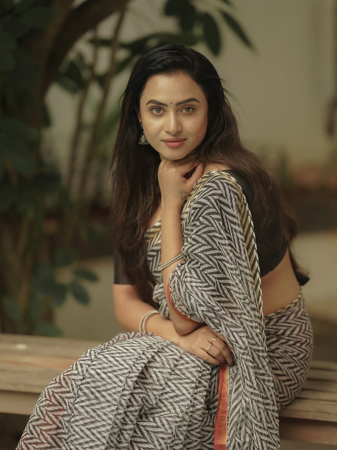 Janani Ashok Kumar styles a modern block print saree with classic black blouse (16)