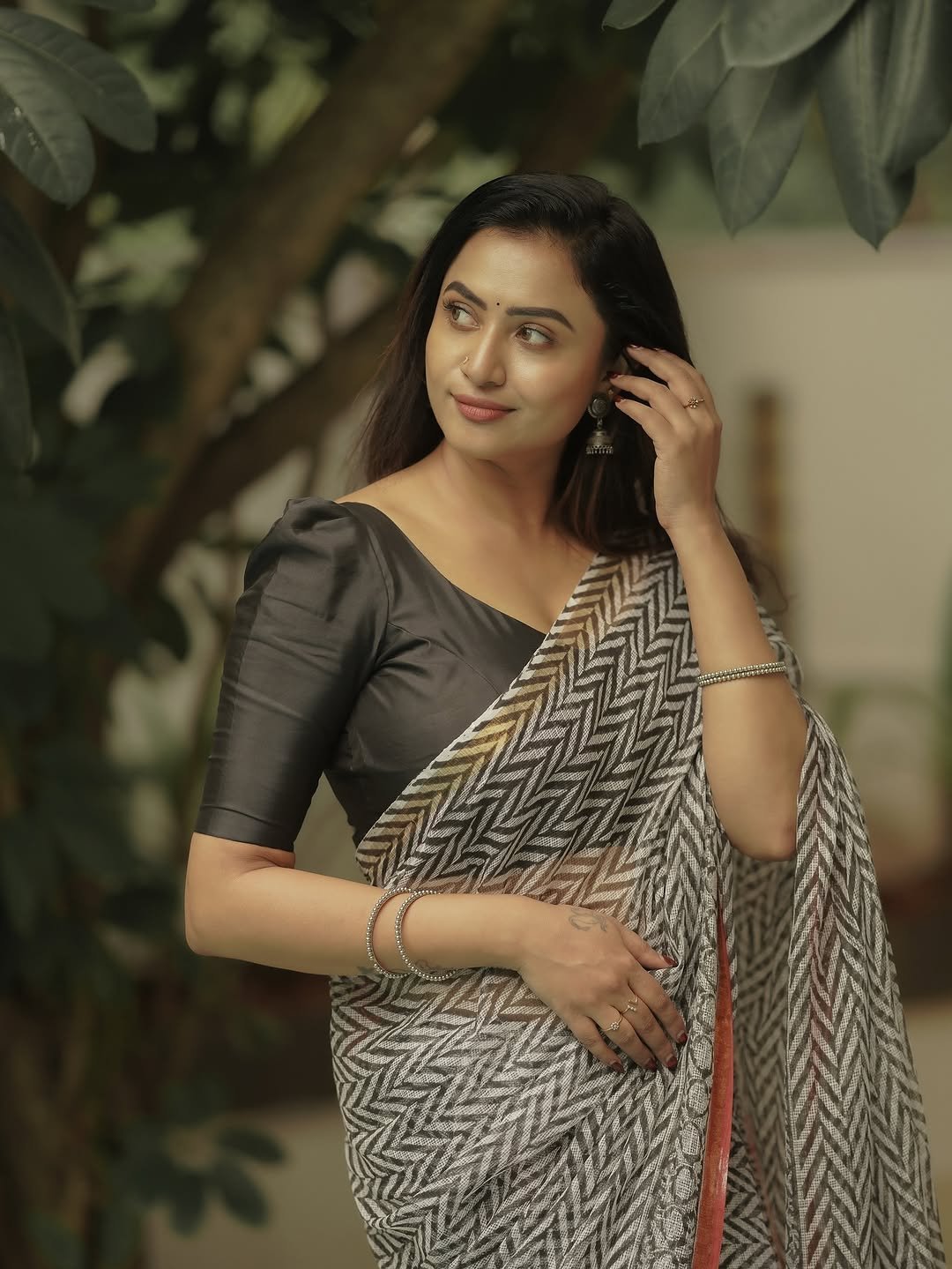 Janani Ashok Kumar styles a modern block print saree with classic black blouse (18)
