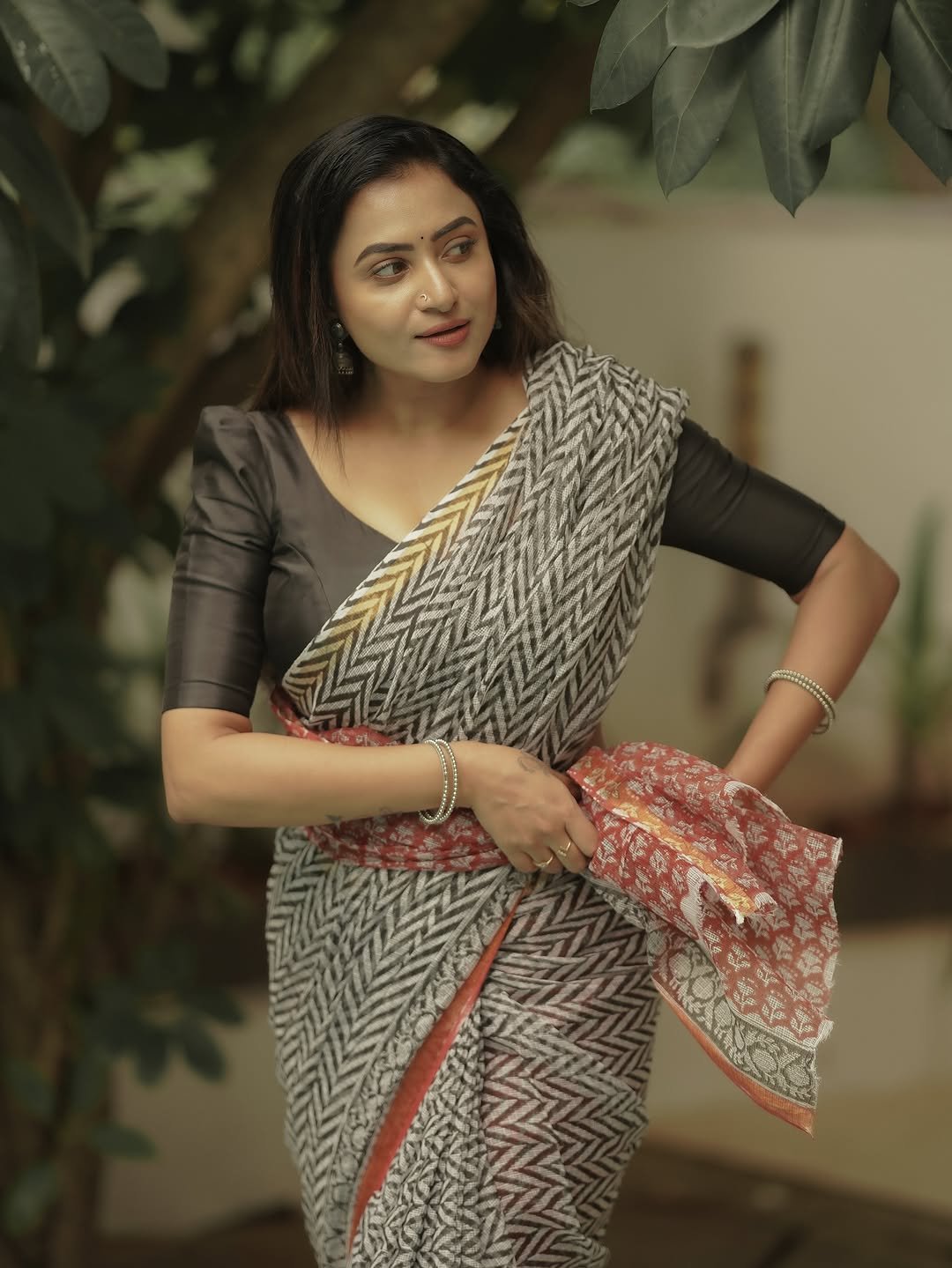 Janani Ashok Kumar styles a modern block print saree with classic black blouse (19)