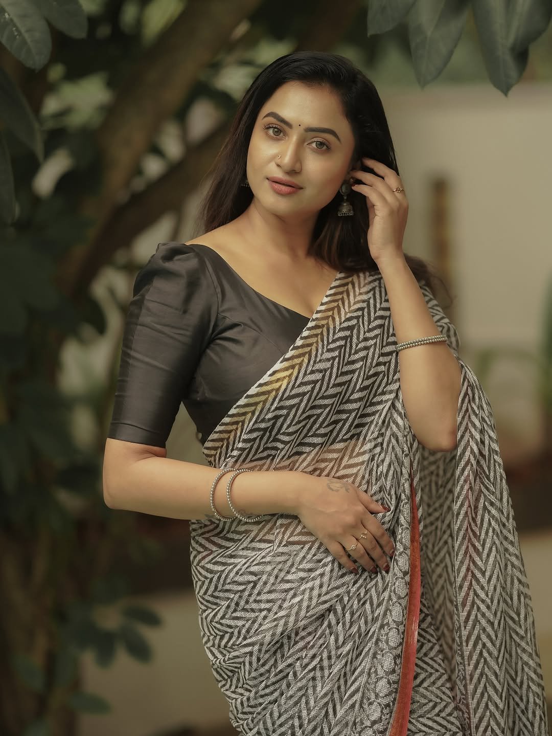 Janani Ashok Kumar styles a modern block print saree with classic black blouse (2)