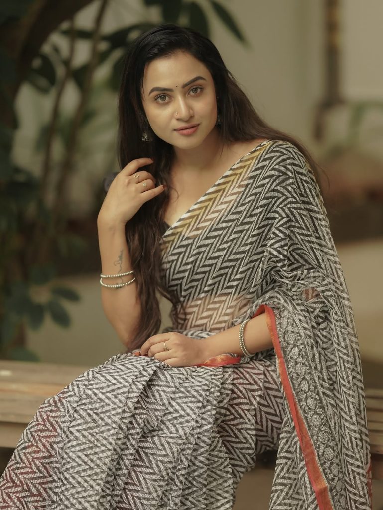 Janani Ashok Kumar embodies modern elegance in block print saree with black blouse
