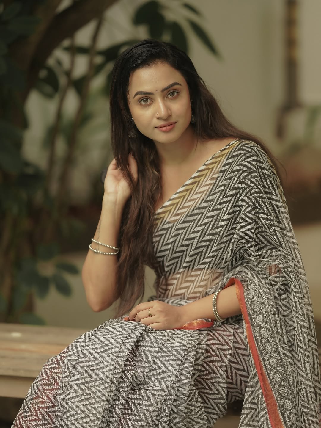 Janani Ashok Kumar styles a modern block print saree with classic black blouse (25)