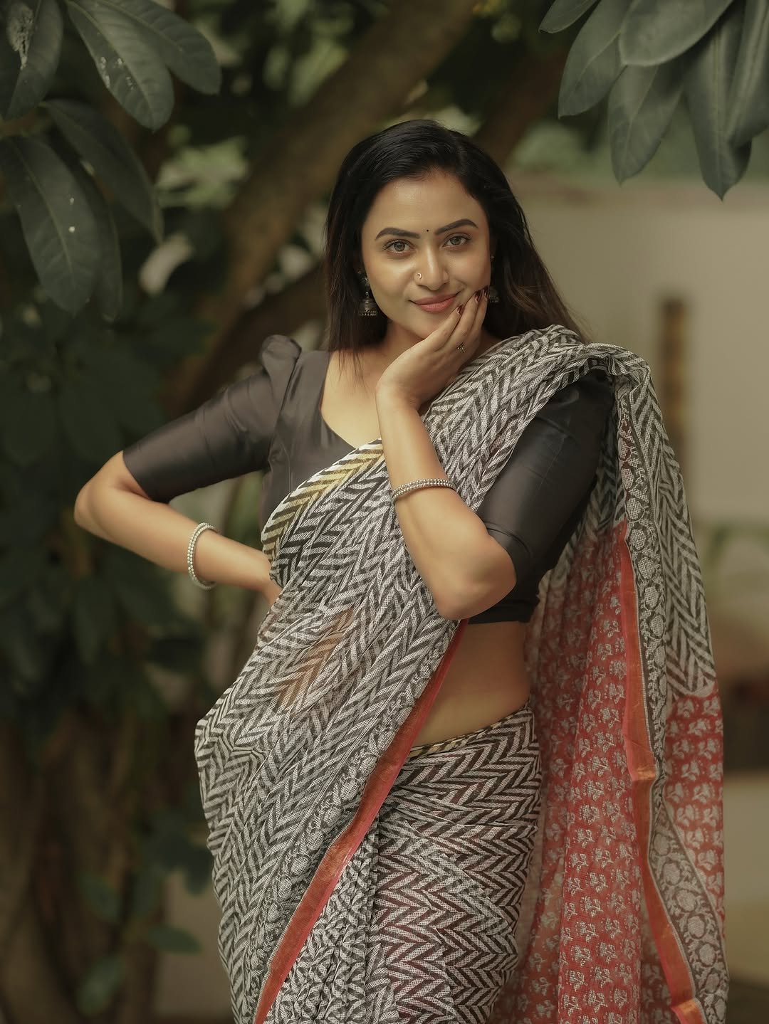 Janani Ashok Kumar styles a modern block print saree with classic black blouse (3)