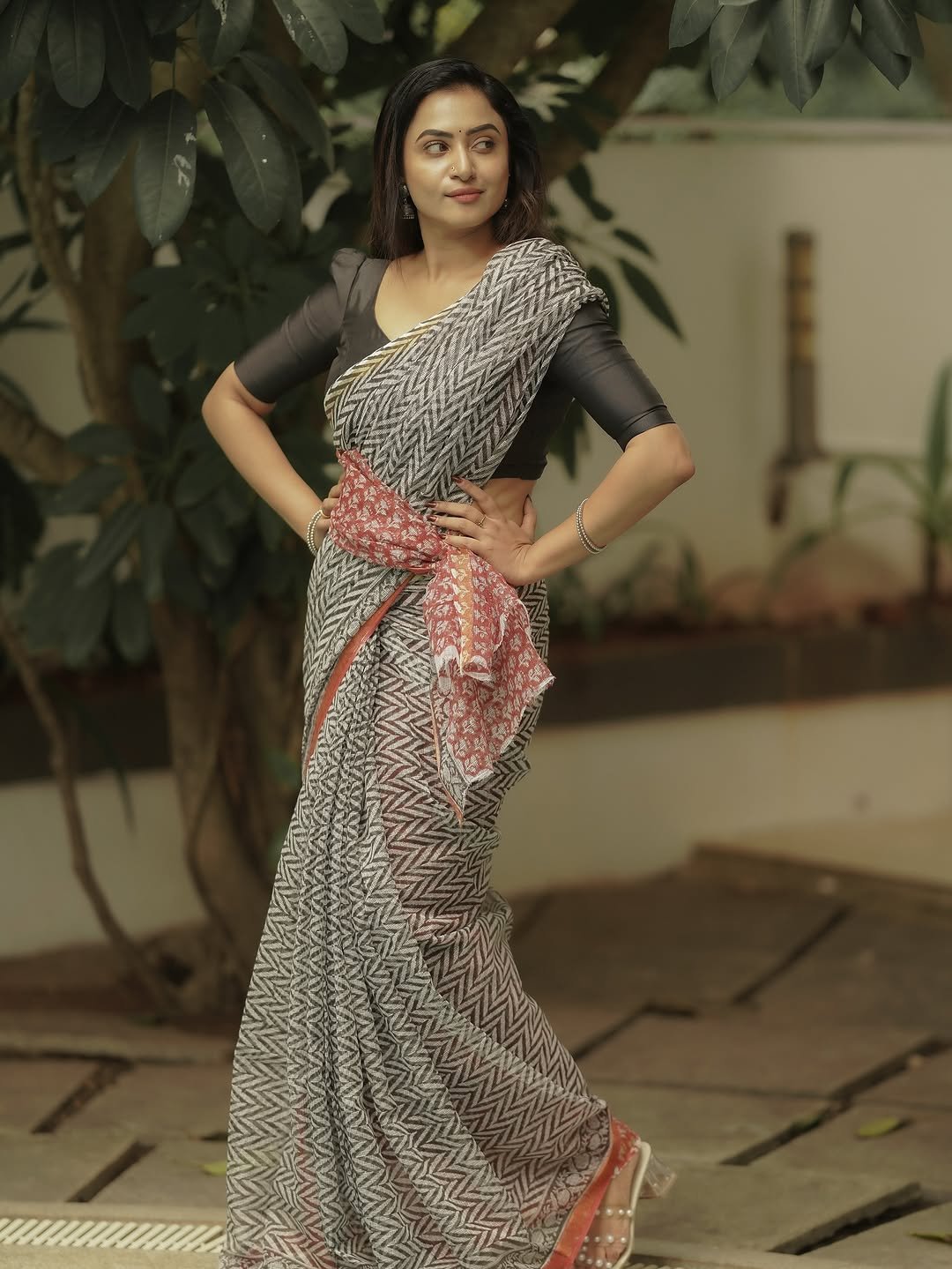 Janani Ashok Kumar styles a modern block print saree with classic black blouse (31)