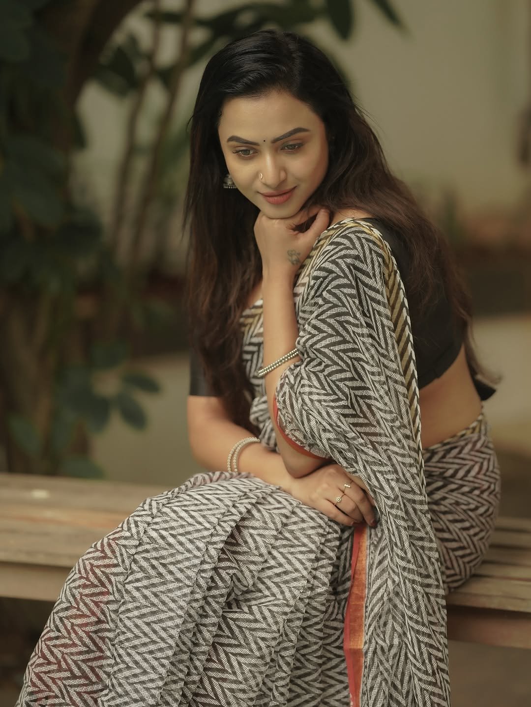 Janani Ashok Kumar styles a modern block print saree with classic black blouse (5)