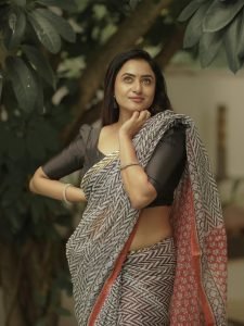 Classic black blouse perfectly complements Janani Ashok Kumar's block print saree