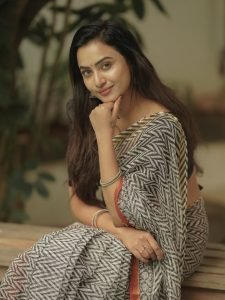 Classic black blouse perfectly complements Janani Ashok Kumar's block print saree