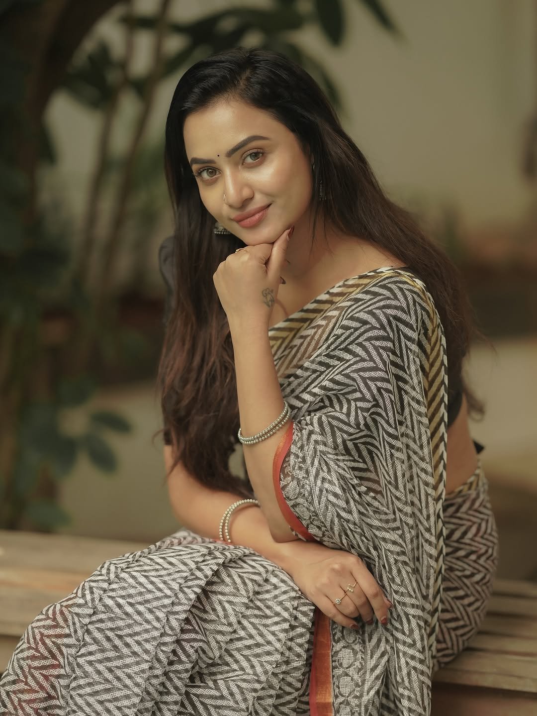 Janani Ashok Kumar styles a modern block print saree with classic black blouse (7)