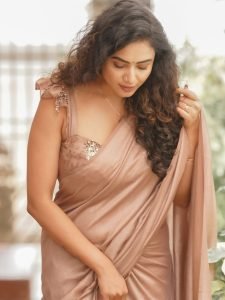 Loose curls complement Janani Ashok Kumar's soft brown drape presentation