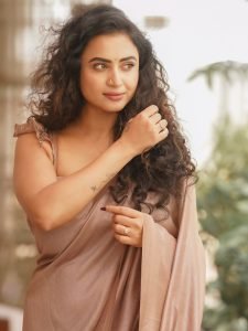 Janani Ashok Kumar embodies grace in brown drape with flowing loose curls