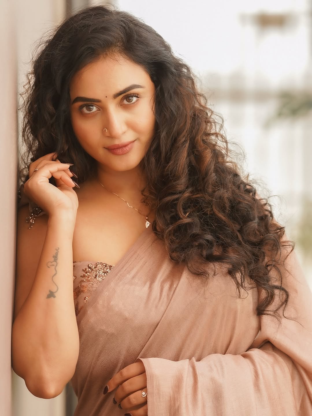 Janani Ashok Kumar styles a soft brown drape with loose curls (14)