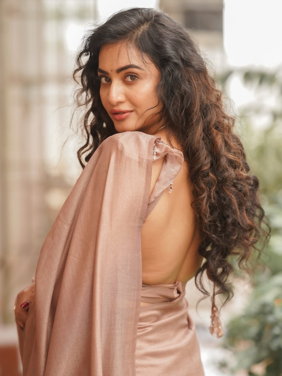 Janani Ashok Kumar styles a soft brown drape with loose curls (16)