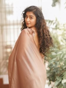 Loose curls complement Janani Ashok Kumar's soft brown drape presentation