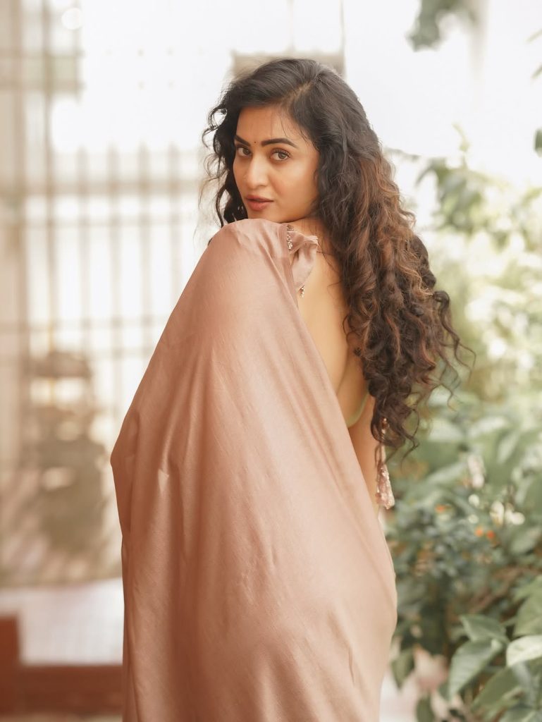Loose curls complement Janani Ashok Kumar's soft brown drape presentation