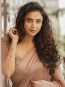 Loose curls complement Janani Ashok Kumar's soft brown drape presentation
