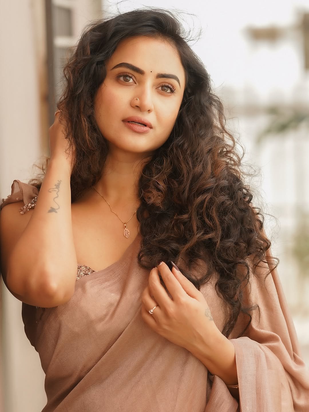 Janani Ashok Kumar styles a soft brown drape with loose curls (6)