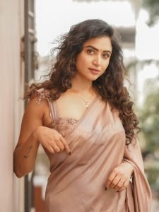 Elegant draping technique showcases Janani Ashok Kumar's sophisticated fashion sense