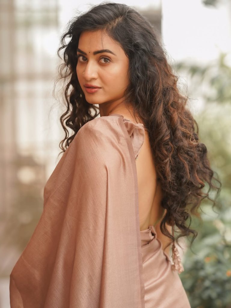 Elegant draping technique showcases Janani Ashok Kumar's sophisticated fashion sense