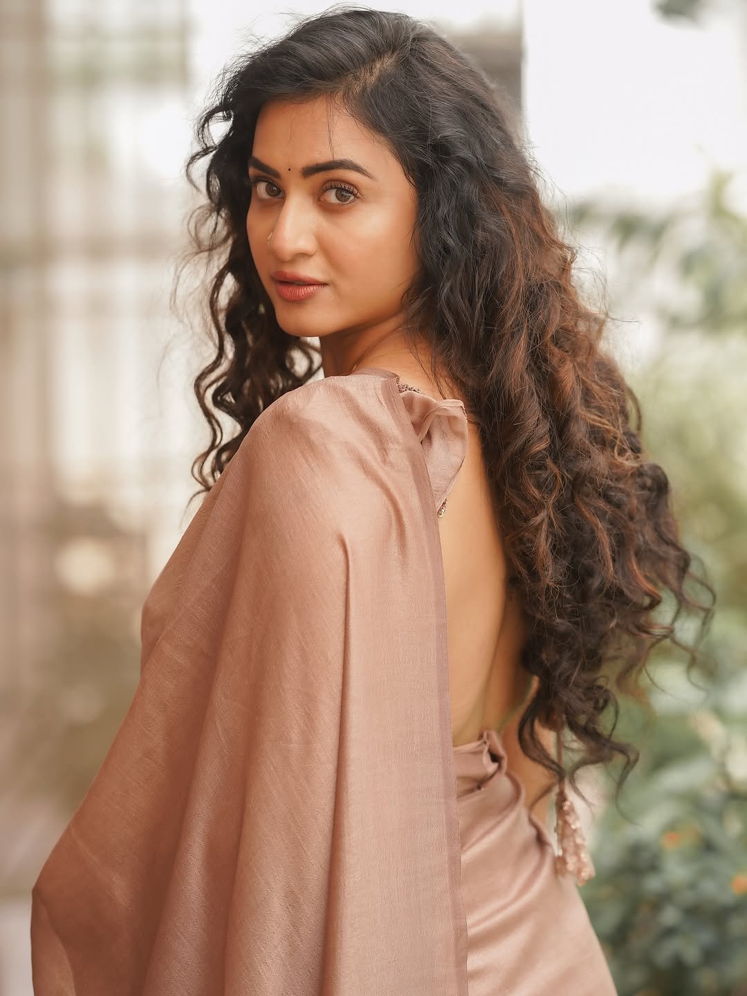 Janani Ashok Kumar styles a soft brown drape with loose curls (8)
