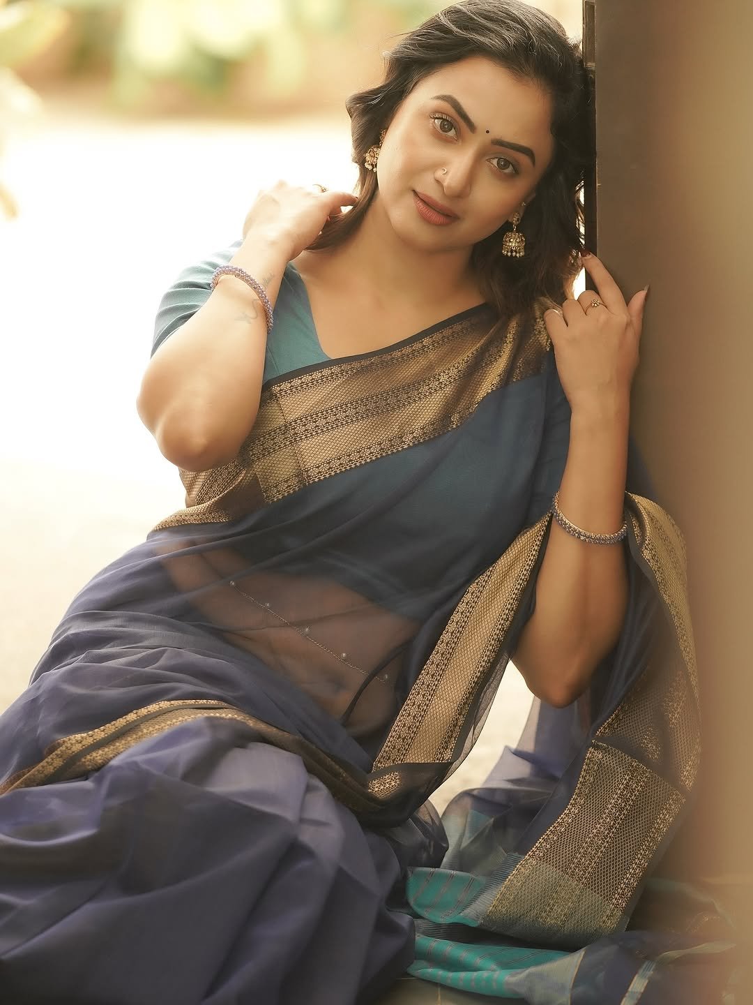 Janani Ashok Kumar’s graceful saree styling with curled hair and minimal accessories (10)