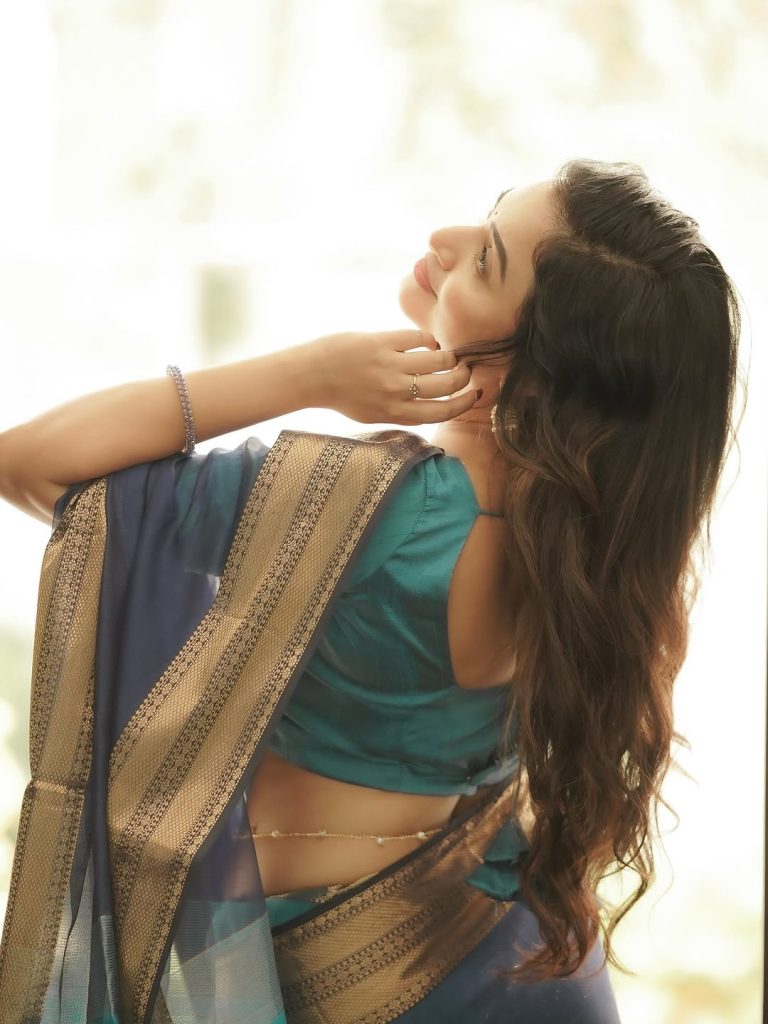 Elegant coordination creates graceful overall presentation for Janani Ashok Kumar