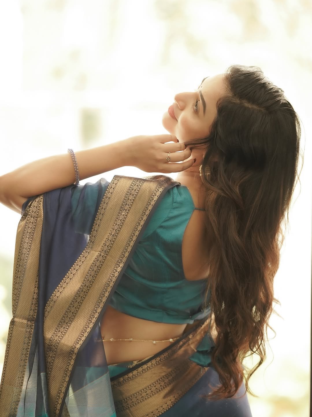 Janani Ashok Kumar’s graceful saree styling with curled hair and minimal accessories (11)