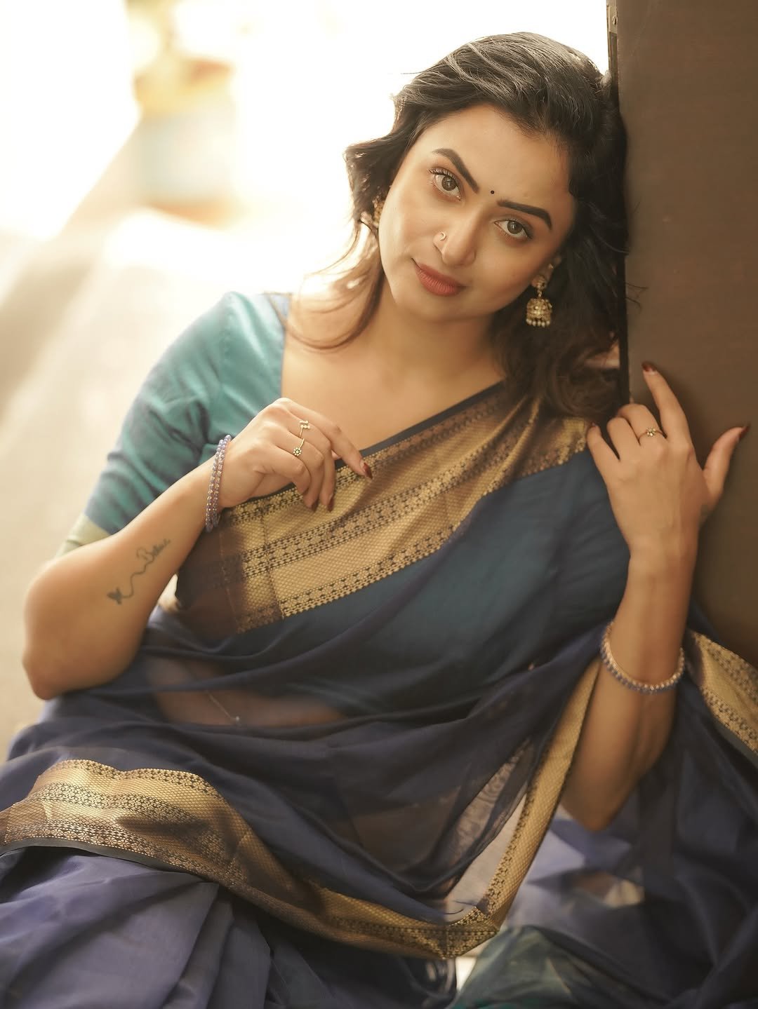 Janani Ashok Kumar’s graceful saree styling with curled hair and minimal accessories (13)