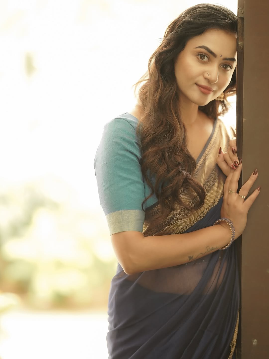 Janani Ashok Kumar’s graceful saree styling with curled hair and minimal accessories (14)