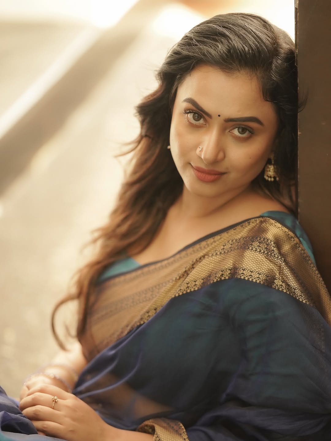 Janani Ashok Kumar’s graceful saree styling with curled hair and minimal accessories (15)