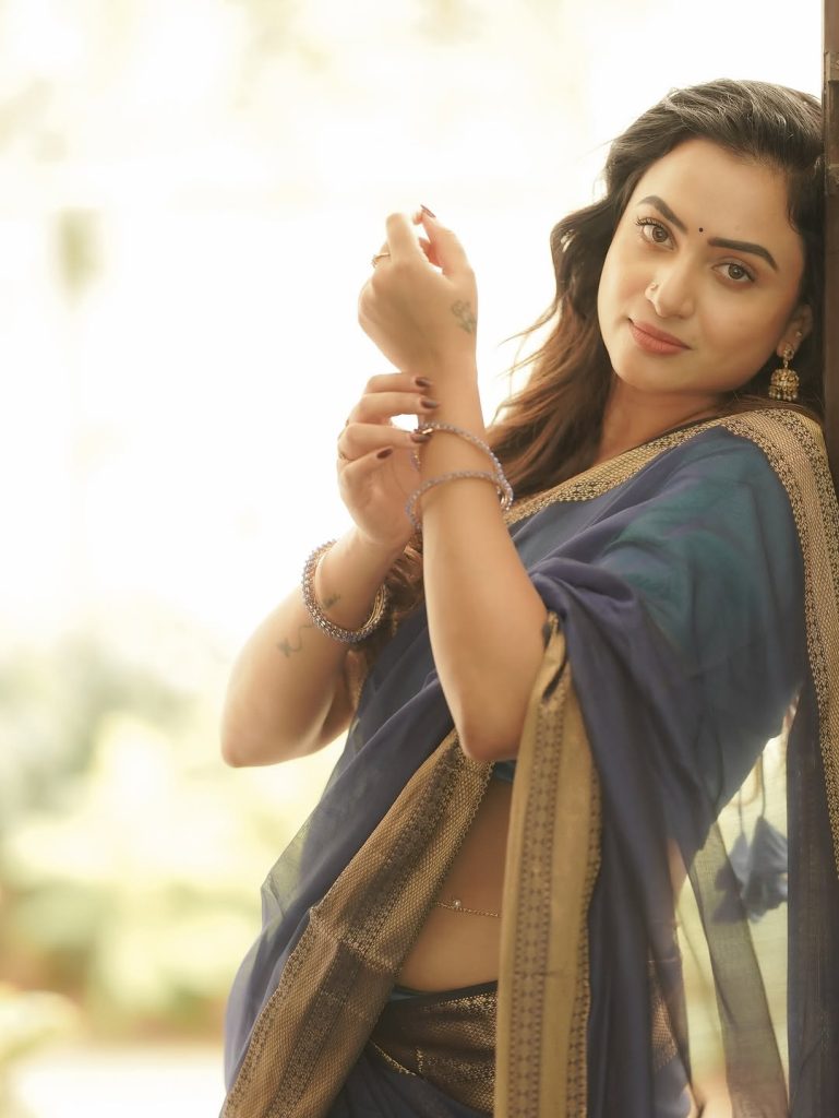 Elegant coordination creates graceful overall presentation for Janani Ashok Kumar