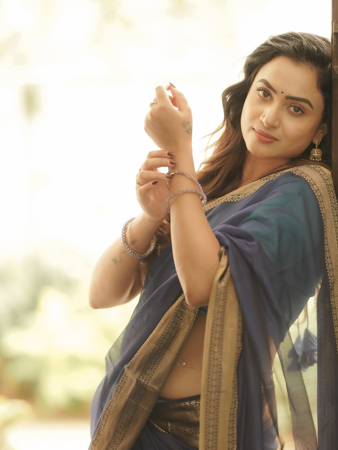 Janani Ashok Kumar’s graceful saree styling with curled hair and minimal accessories (16)