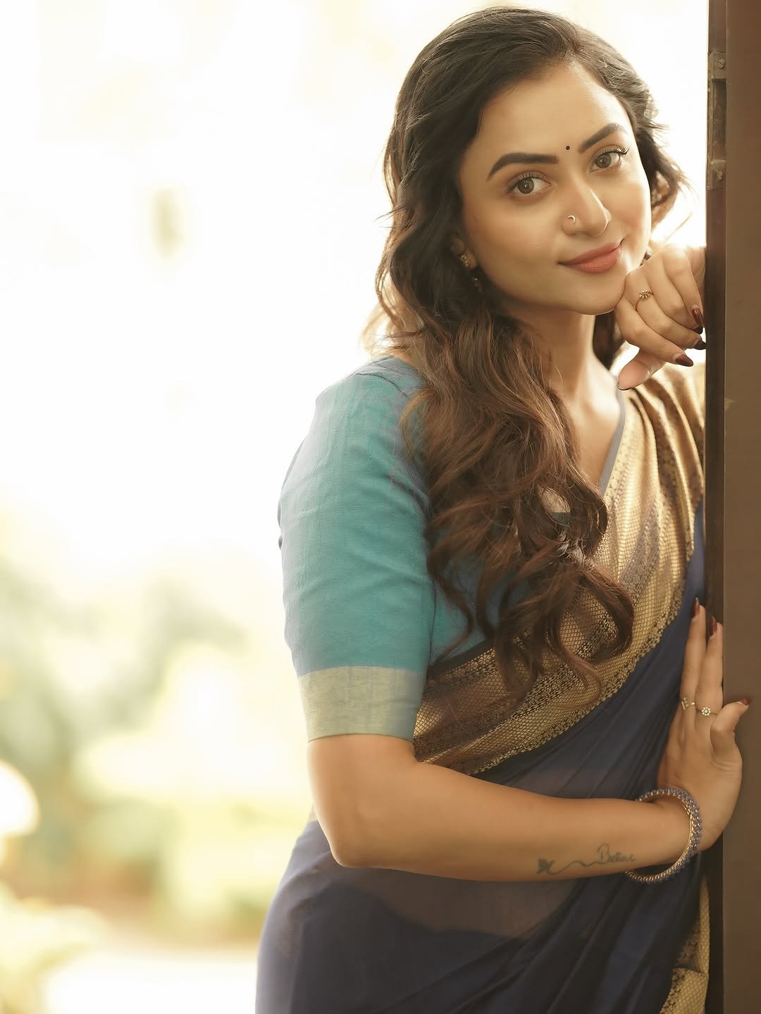 Janani Ashok Kumar’s graceful saree styling with curled hair and minimal accessories (17)