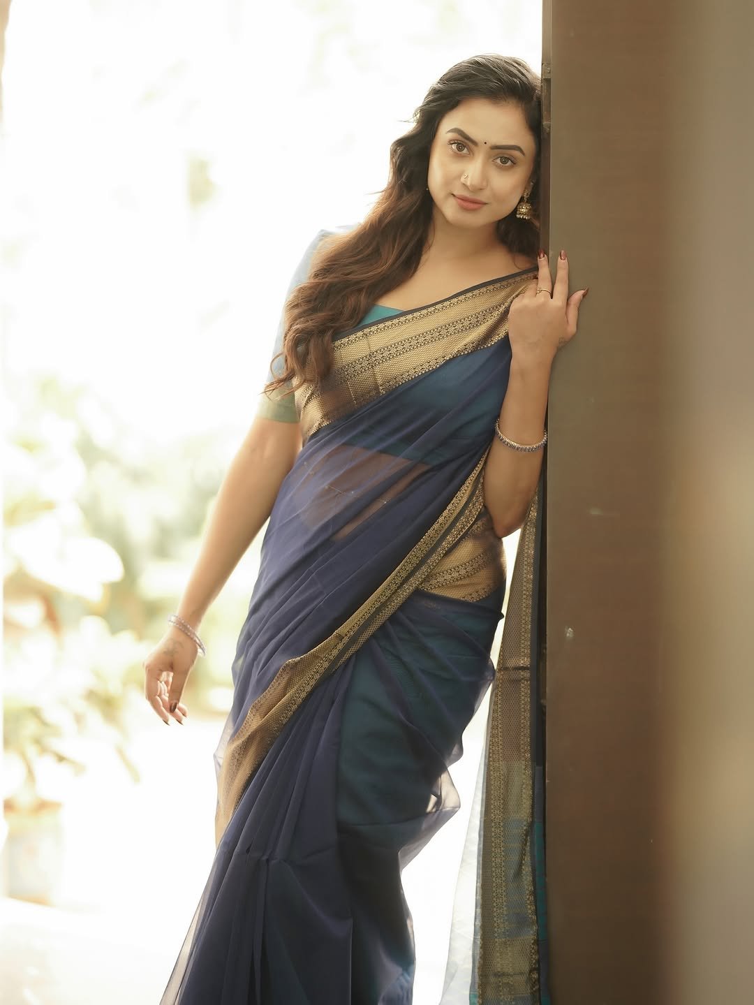 Janani Ashok Kumar’s graceful saree styling with curled hair and minimal accessories (19)