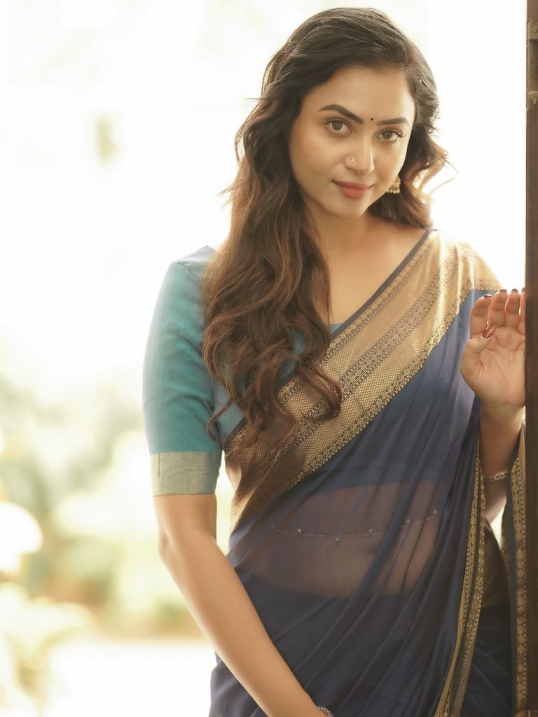 Janani Ashok Kumar embodies sophistication in saree with beautiful curled hair