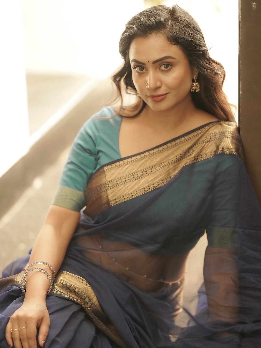 Janani Ashok Kumar’s graceful saree styling with curled hair and minimal accessories (20)